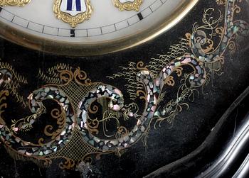 VÄGGKLOCKA, Leija, märkt C.L Malmsjö, Göteborg, 1800-talets andra hälft.