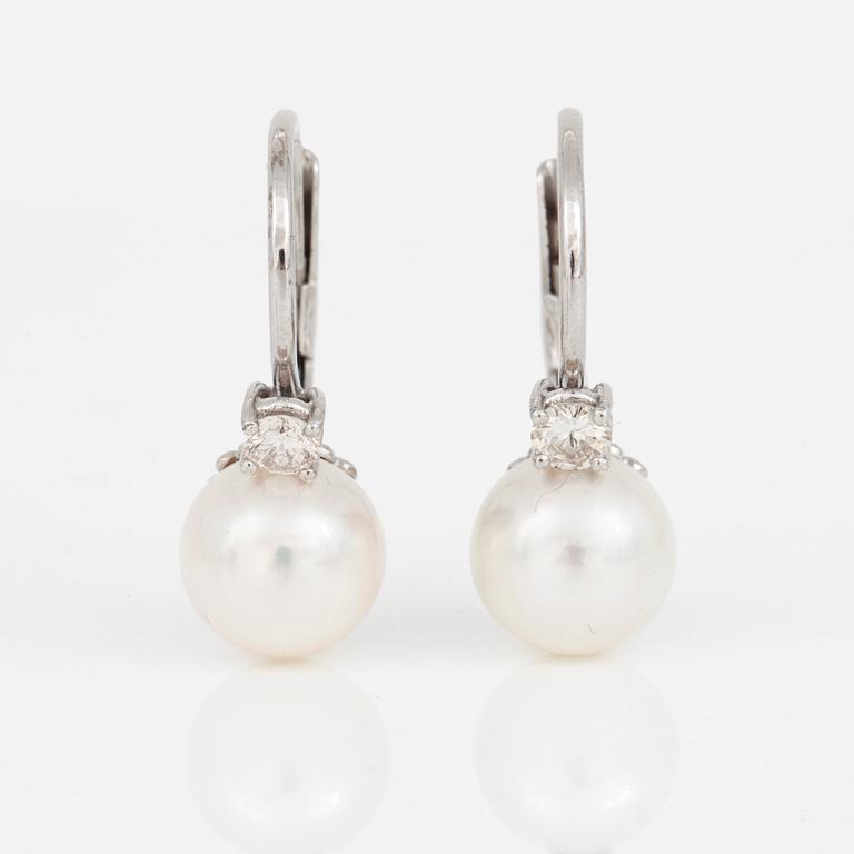 ÖRHÄNGEN, ett par, 18K vitguld med odlade akoyapärlor och diamanter ca 0.27 ct. Total vikt 5,5 g.