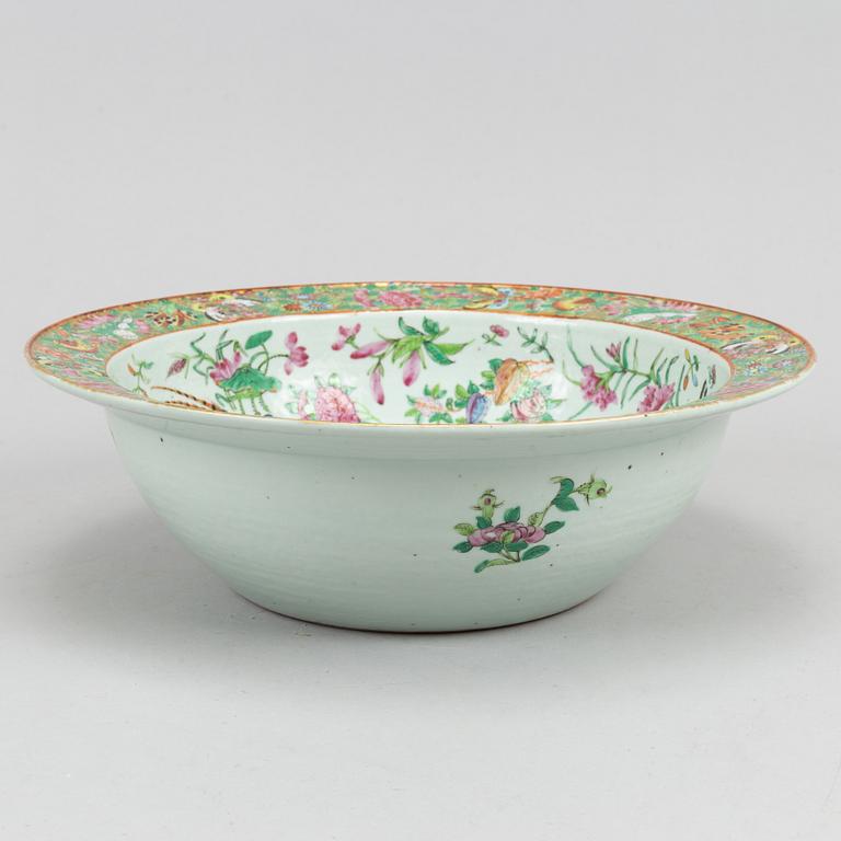 A Chinese porcelain basin, Canton, second half of the 19th century.