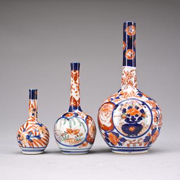 VASER, 3 st, porslin, Imari. Japan. 1800-tal.
