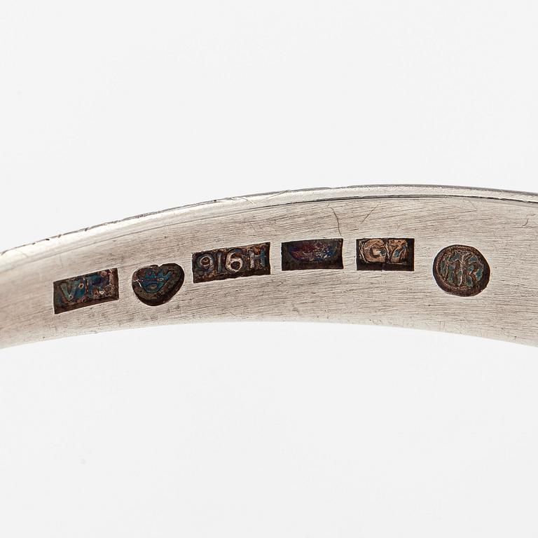 Armring, rökkvarts, silver, Veikko Reinikka, Kalevala Koru, Helsingfors 1960.