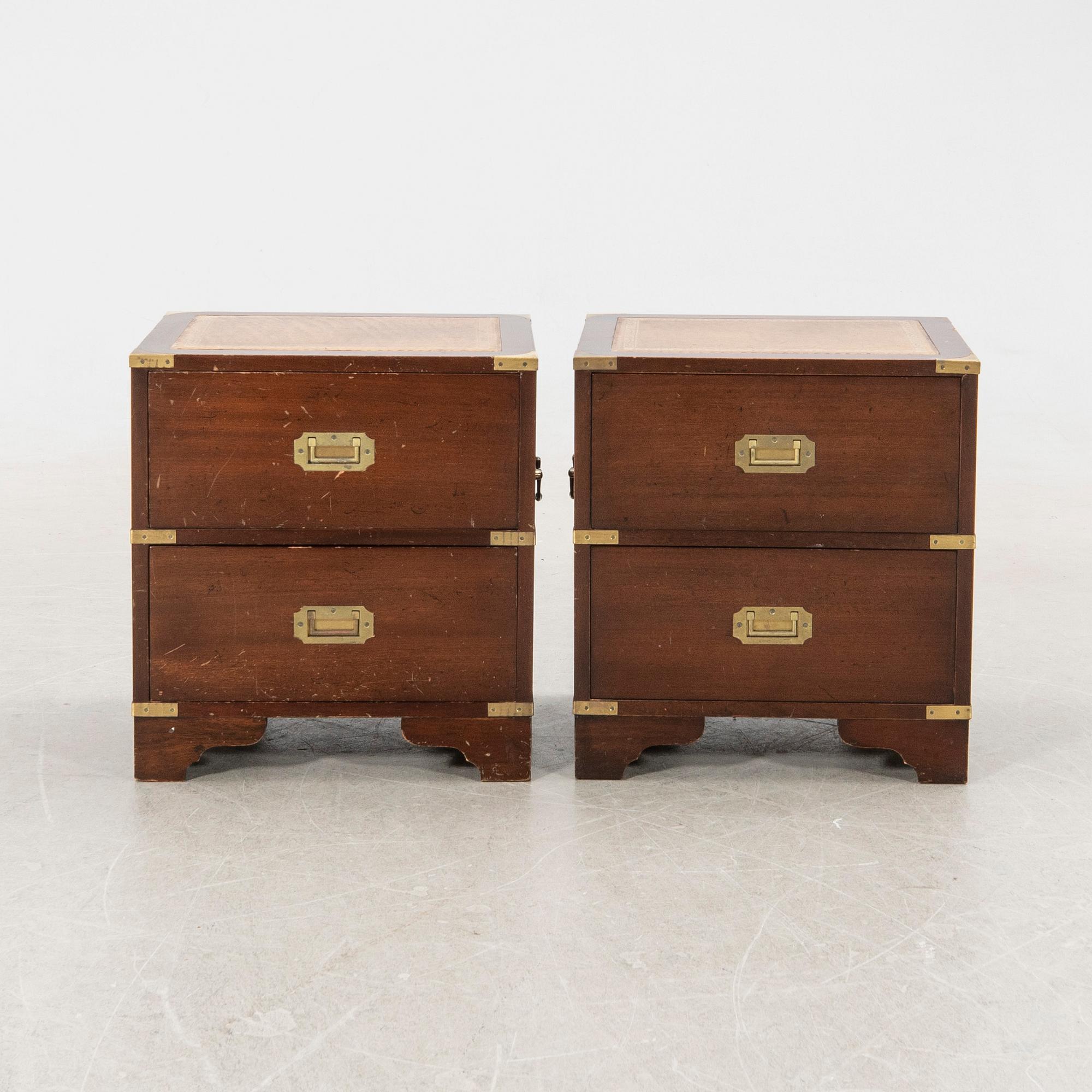 Nightstands, a pair, English style, second half of the 20th century.