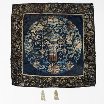 Broderi, siden samt två dekordelar i sten, Kina, Qingdynastin.