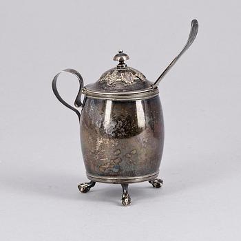 SENAPSKANNA, silver Carl Petter Lampa,Stockholm, 1820. Ca 145 gr.