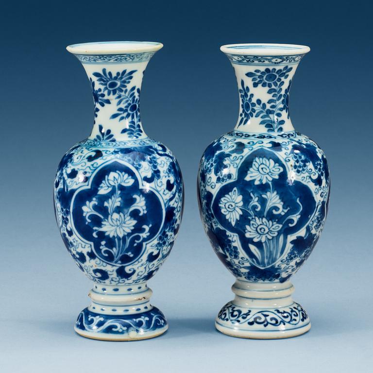 VASER, två stycken, porslin. Qing dynastin. Kangxi (1662-1722).