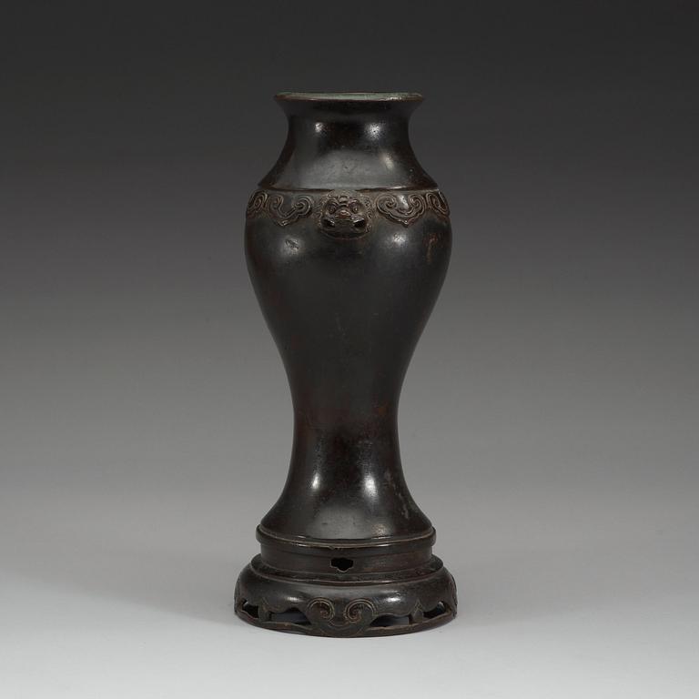 A bronze vase, Qing dynasty, 18th Century.