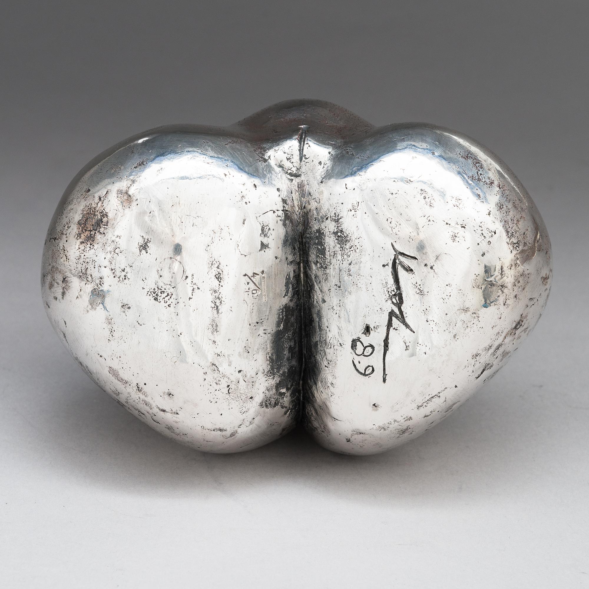 Pertti Kolehmainen, hopeaveistos, signeerattu 1989, numeroitu 4/6.