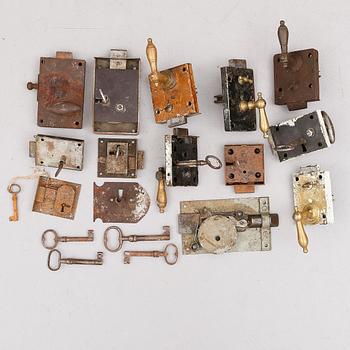 SAMLING LÅS, 14 st, bl a smide, 1800-/1900-tal.