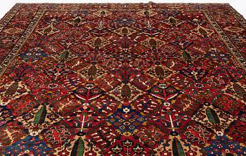 A semi-antique Chahar Mahal/Bakthiari carpet. ca 502 x 376 cm.