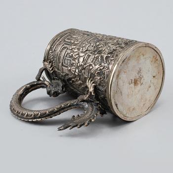 MUGG, silver, troligen Kina, 1800-talets andra hälft, vikt 240 gram.