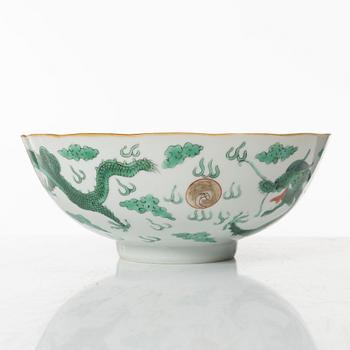 A Chinese enamelled 'dragon' porcelain bowl, Qing dynasty, 19th century.