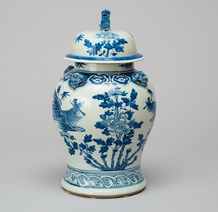 A large blue and white jar with cover, late Qing dynasty.