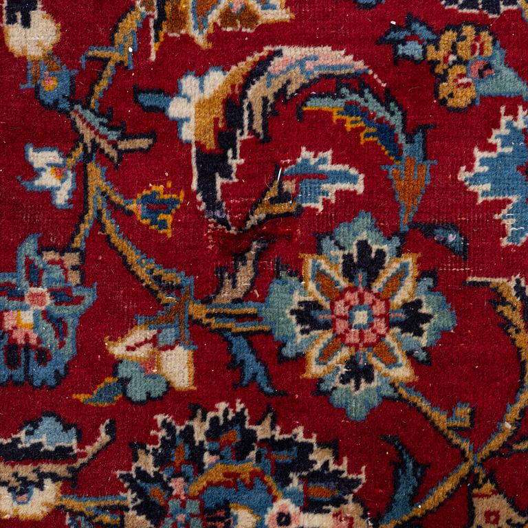 A Kashan carpet, a. 407 x 265 cm.