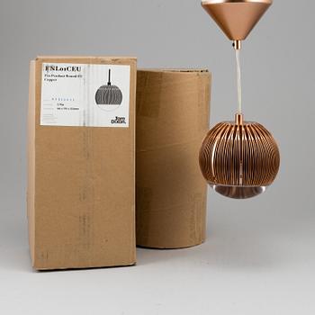 TOM DIXON, taklampor, två stycken, "Fin Pendant Round Copper". En originalkartong medföljer.