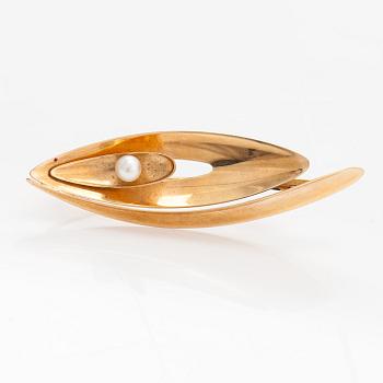 Elis Kauppi, A 14K gold brooch with a cultured pearl. Kupittaan kulta, Turku 1957.