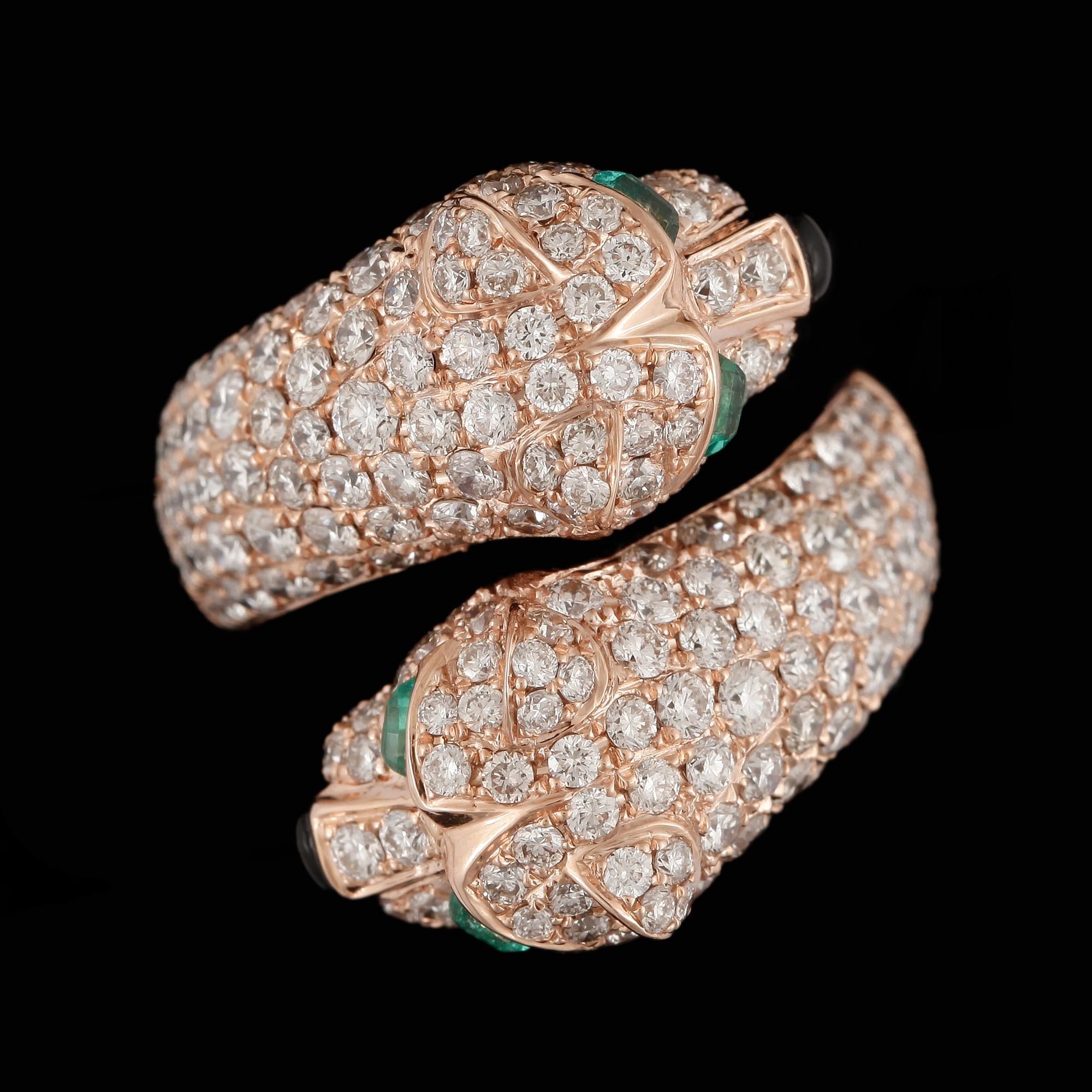 RING, 18k roseguld med briljantslipade diamanter tot ca3,62ct samt 4 små smaragder. Vikt ca13g.