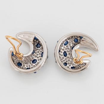Ett par örhängen 18K guld med runda briljantslipade diamanter och fasettslipade safirer.