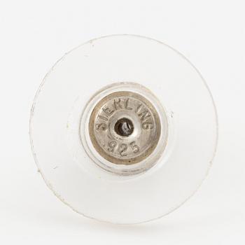 Yvone Christa, två par örhängen, silver, med genombruten dekor, med imitationsstenar.