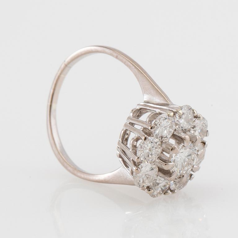 Ring Carmosé 18K white gold with round brilliant-cut diamonds.