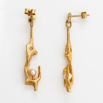 Björn Weckström, A pair of 18K gold earrings "By the springs" with cultured pearls. Lapponia.