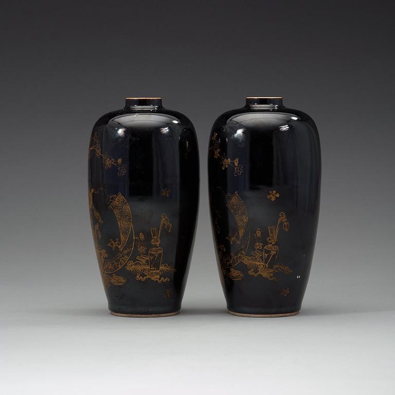 VASER, ett par, porslin. Sen Qingdynasti (1644-1912).