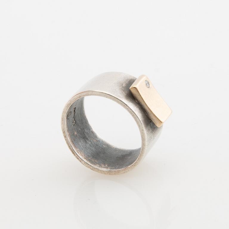 Claes Liljeroth, Ring of silver and 18K gold set with a round brilliant-cut diamond.