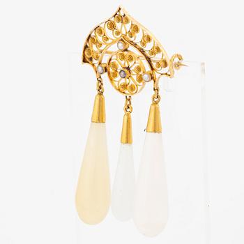 Brooch 18K gold with cultured pearls and three drops.
