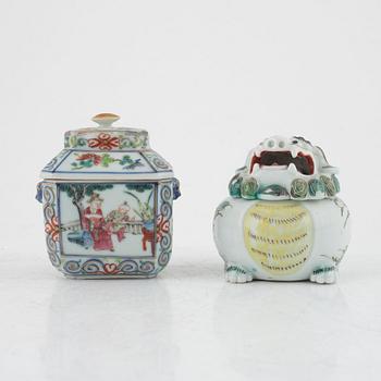Two Chinese porcelain boxes with cover, 19th/20th century.