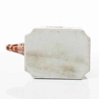 Tallrikar, fyra stycken, samt tekanna med lock, porslin. Japan, Meiji (1868-1912).