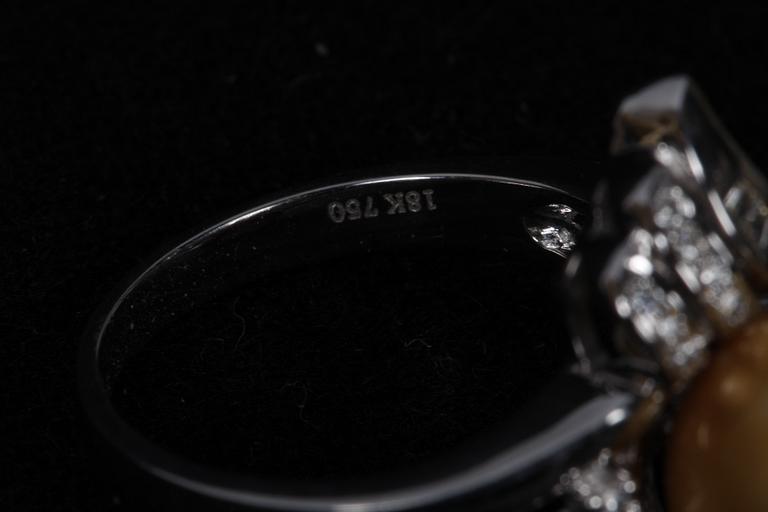 RING, 18k vitguld med briljanter, 0.38 ct enligt gravyr, och gul pärla. Tot 8 g.