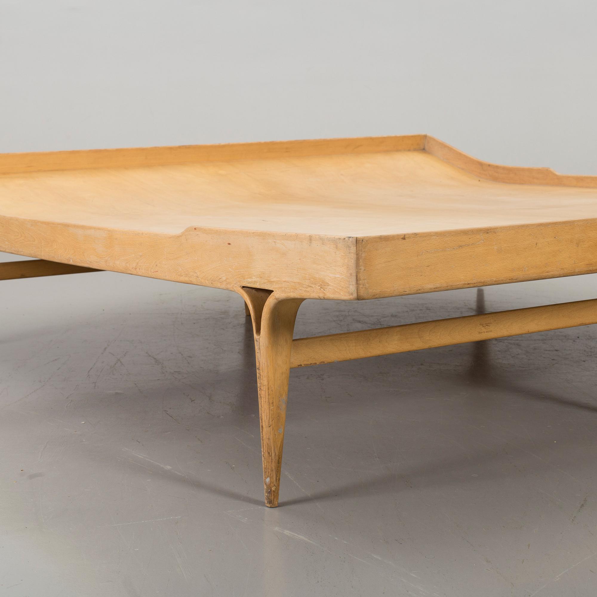 BRUNO MATHSSON, säng/dagbädd, "T 303, BERLIN 60", formgiven 1957 för Karl Mathsson , daterad 1964.