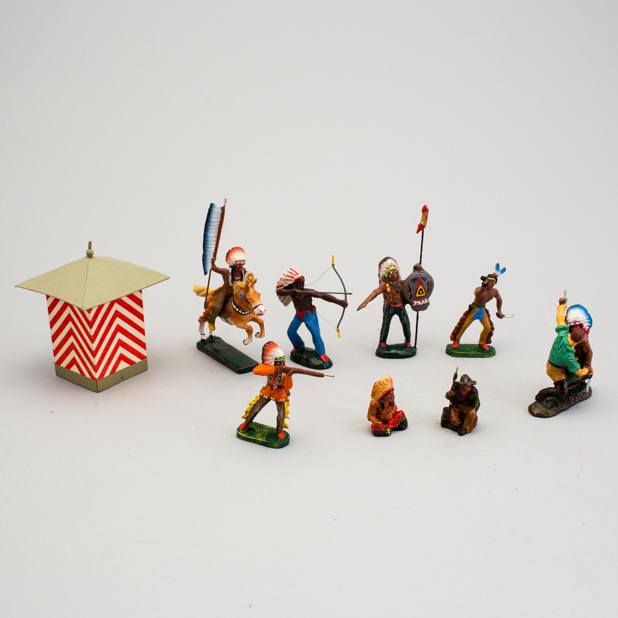 A lot of 30 toy pewter and Elastolin toy soldiers, middle/first half of the 20th century.