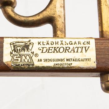 Klädhängare, ett par, "Dekorativ", Skoglunds metallgjuteri, Anderstorp, 1900-talets mitt.
