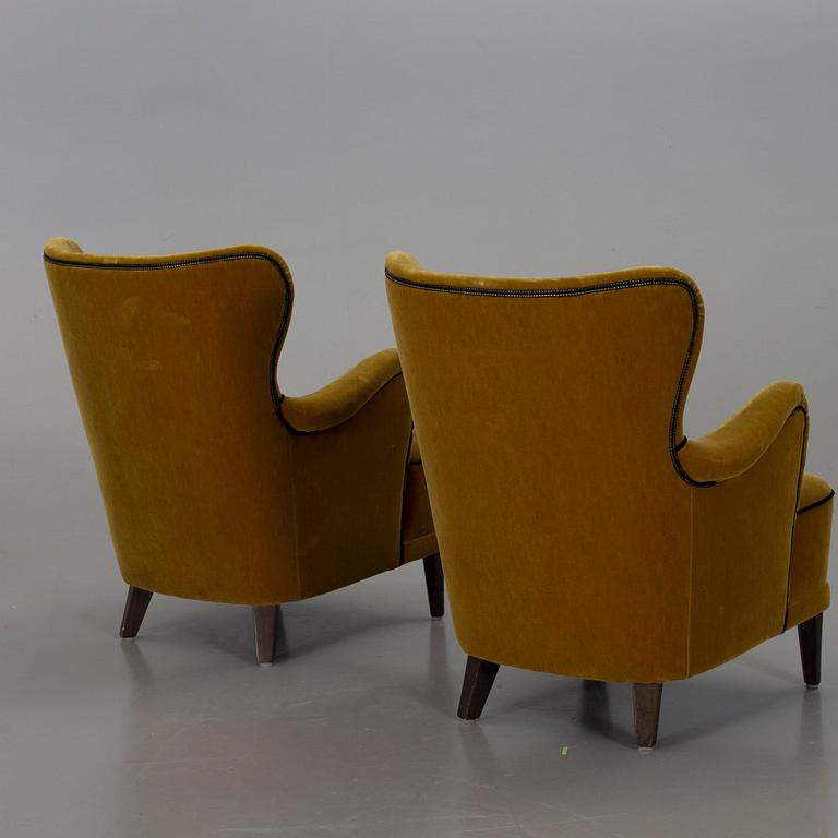 A PAIR OF EASY CHAIRS. MID 20TH CENTURY.