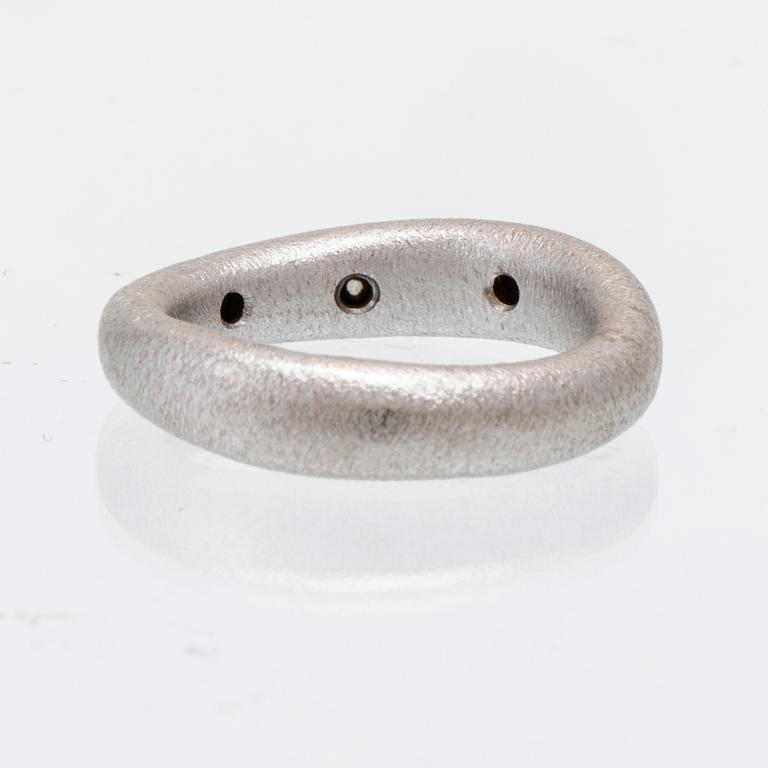 Ole Lynggaard ring "Love nr 4" 18K vitguld med runda briljantslipade diamanter.