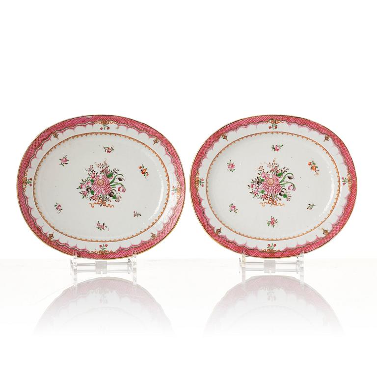 A pair of famille rose 'Export porcelain' tureens with covers, Qing dynasty, 18th century.