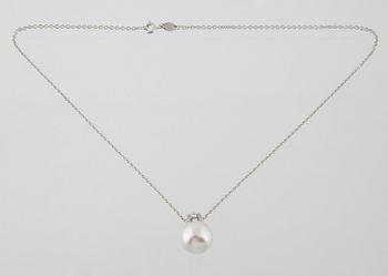 HÄNGE, 18K vitguld med briljantslipade diamanter 0.18 ct och odlad South Sea pärla. Vikt 7,1 gram.