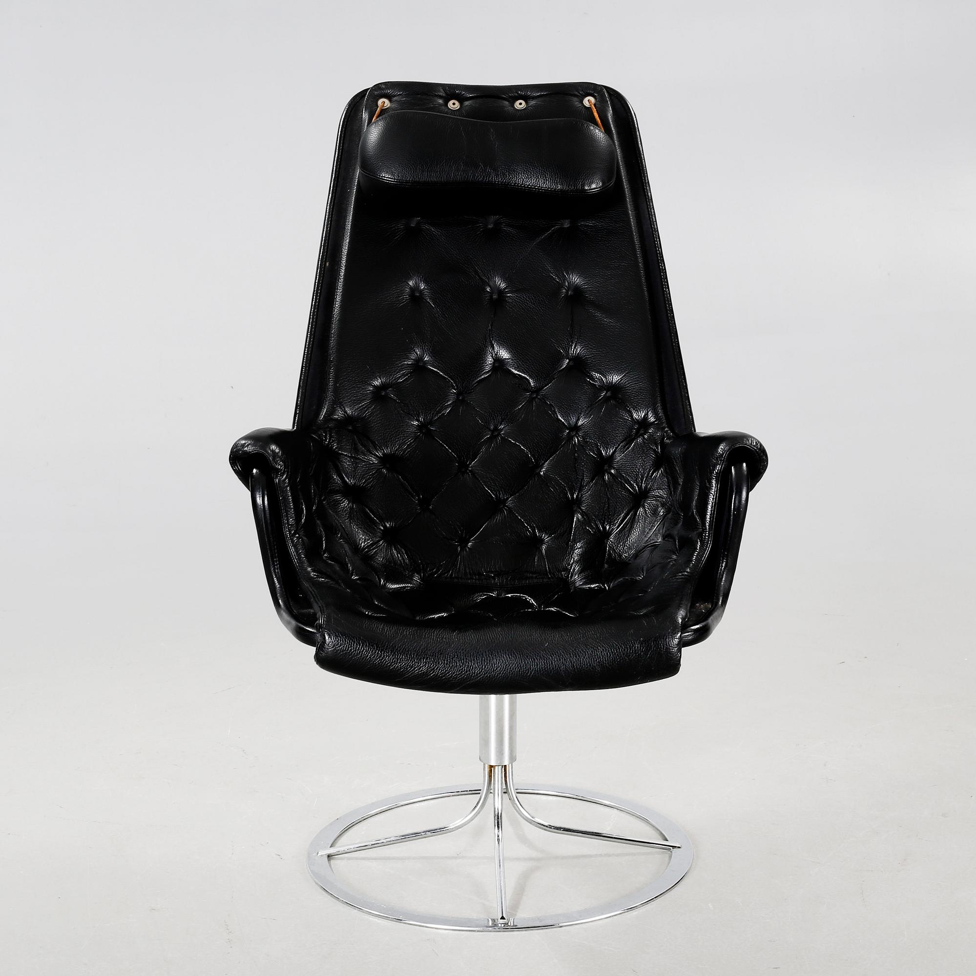 A "Jetson" chair, designed by 5Bruno Mathsson dfor Dux, made around year 2000.