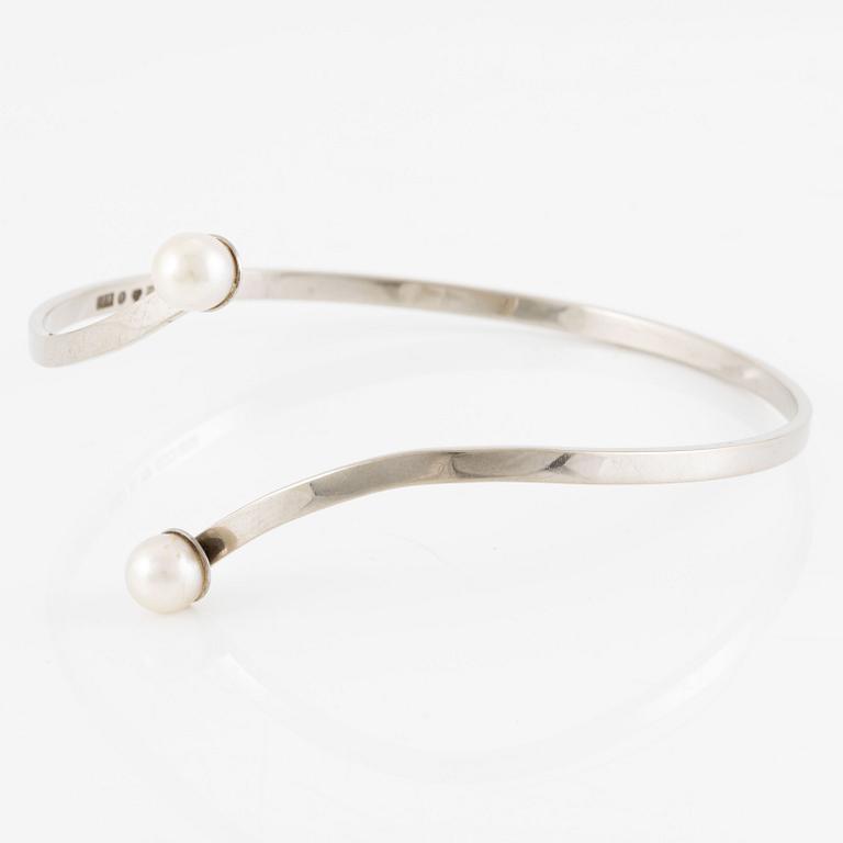 Bracelet, 18K white gold with pearls.
