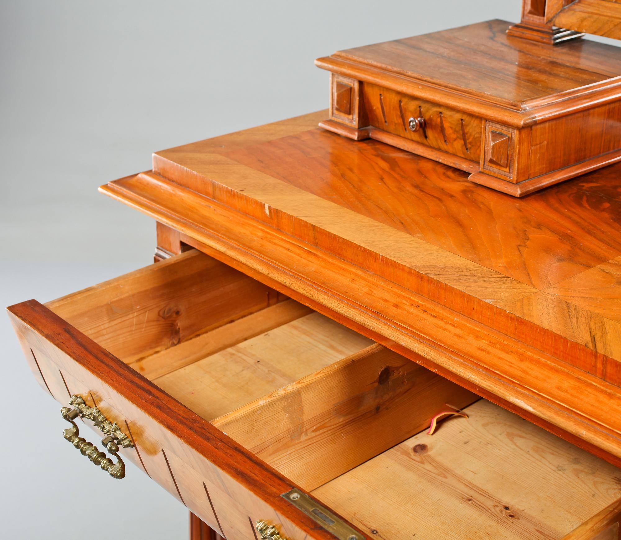 SPEGELBYRÅ, nyrenässans, 1800-talets andra hälft.