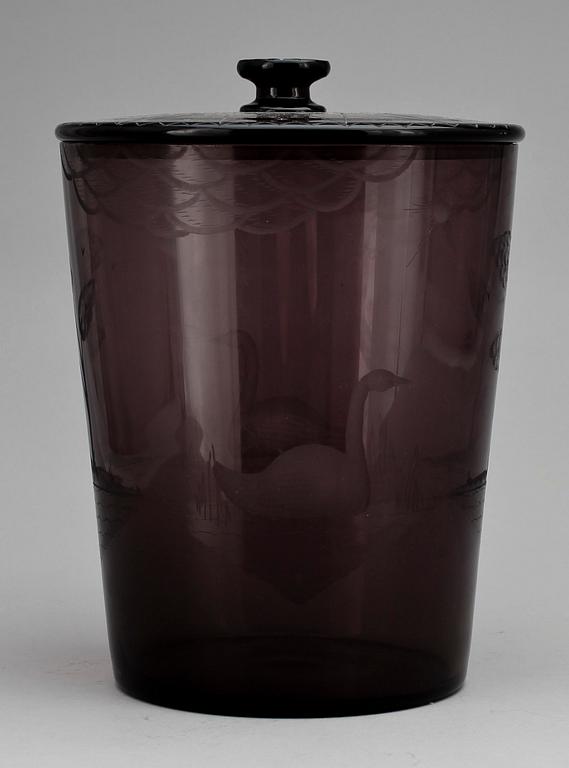 URNA, glas. Okänd konstnär, troligtvis Orrefors dat 1922.