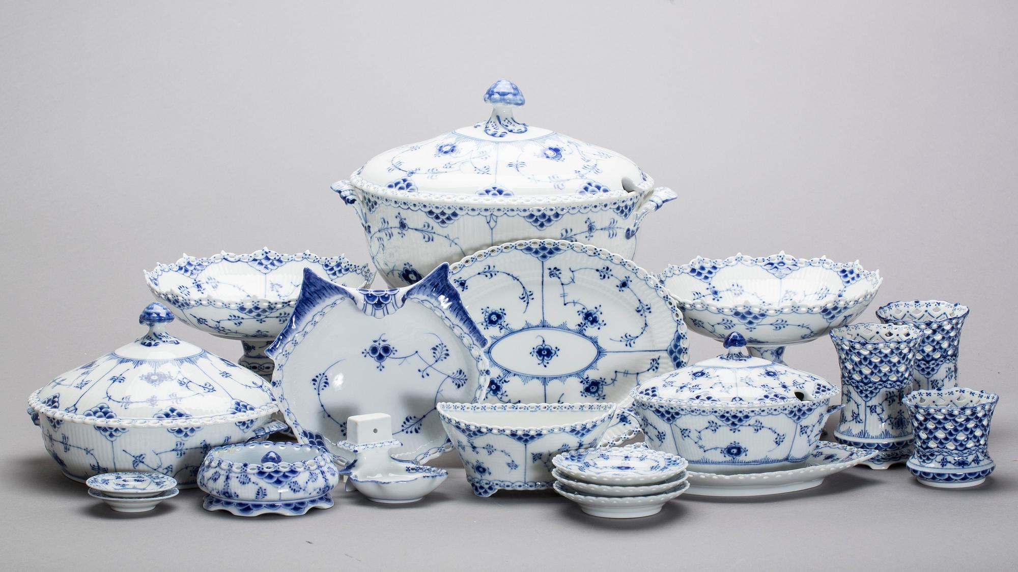 MAT- och KAFFESERVIS, 108 delar, "Musselmalet", helblond, Royal Copenhagen.