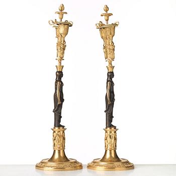 KANDELABRAR, för två ljus, ett par, Wien, omkring år 1800.