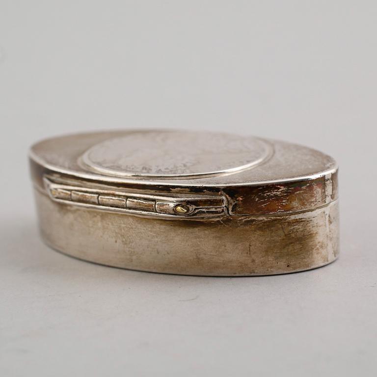 DOSA, silver, Stockholm 1816. Vikt ca 83 gram.