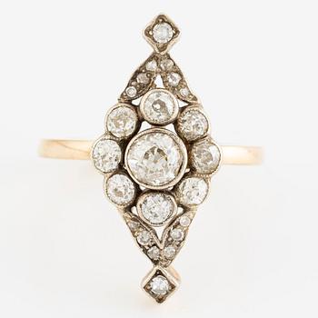 Ring in 18K gold set with old-cut diamonds, circa 1900.