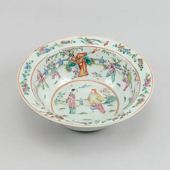 A famille rose basin, Qing dynasty, circa 1900.