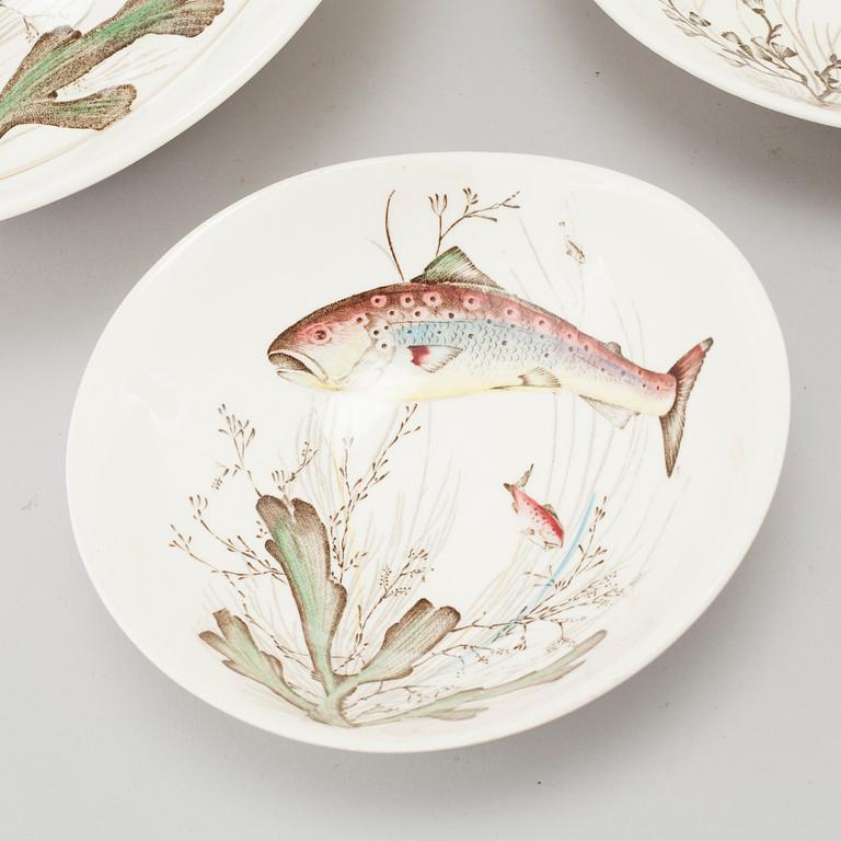 17 earthenware tableware pieces from Johnson Bros, 20th century.