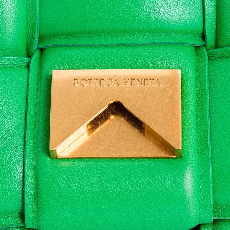 Bottega Veneta, a 'Chain Cassette' bag.