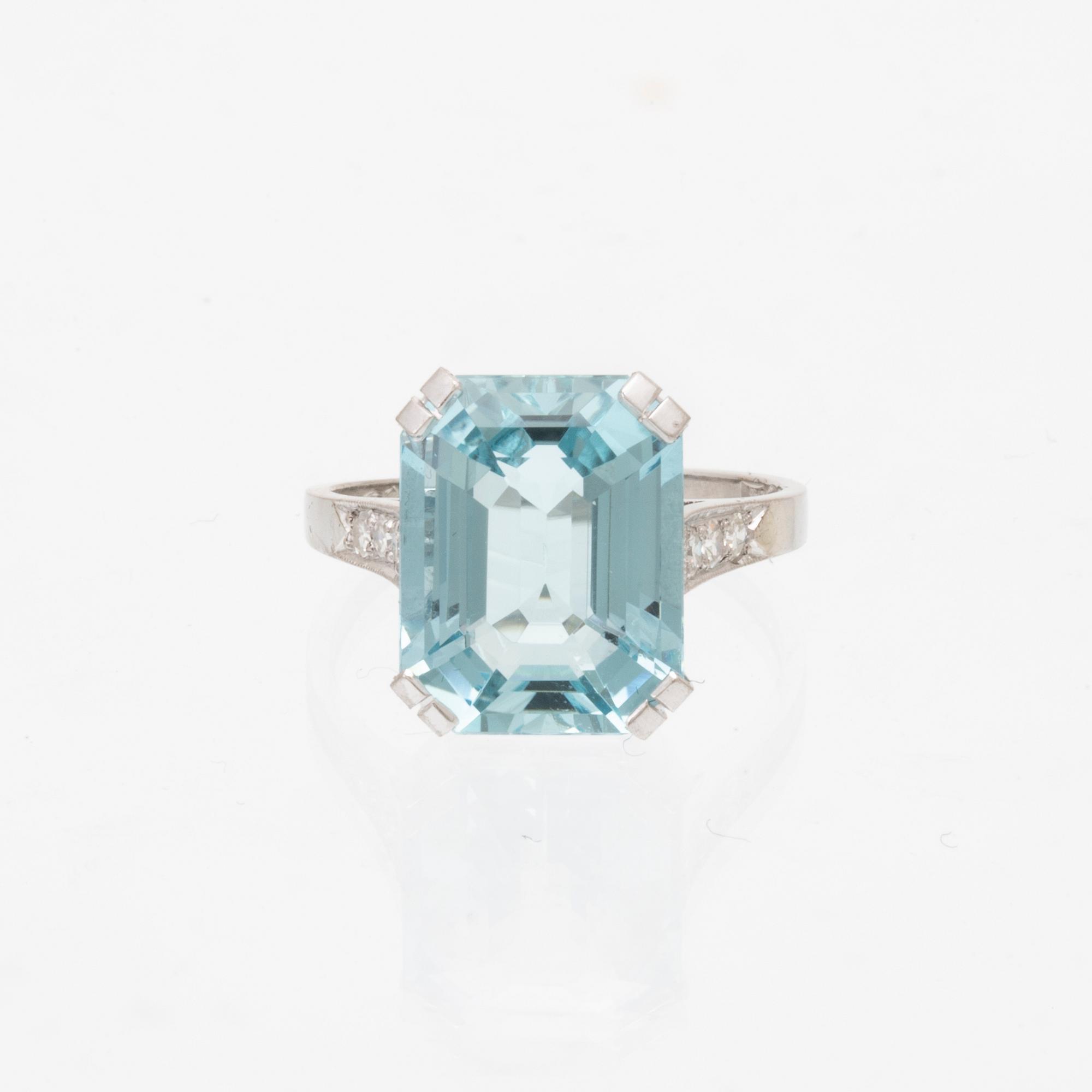 Ring platina med trappslipad akvamarin och enkelslipade diamanter CG Hallberg Stockholm 1948.