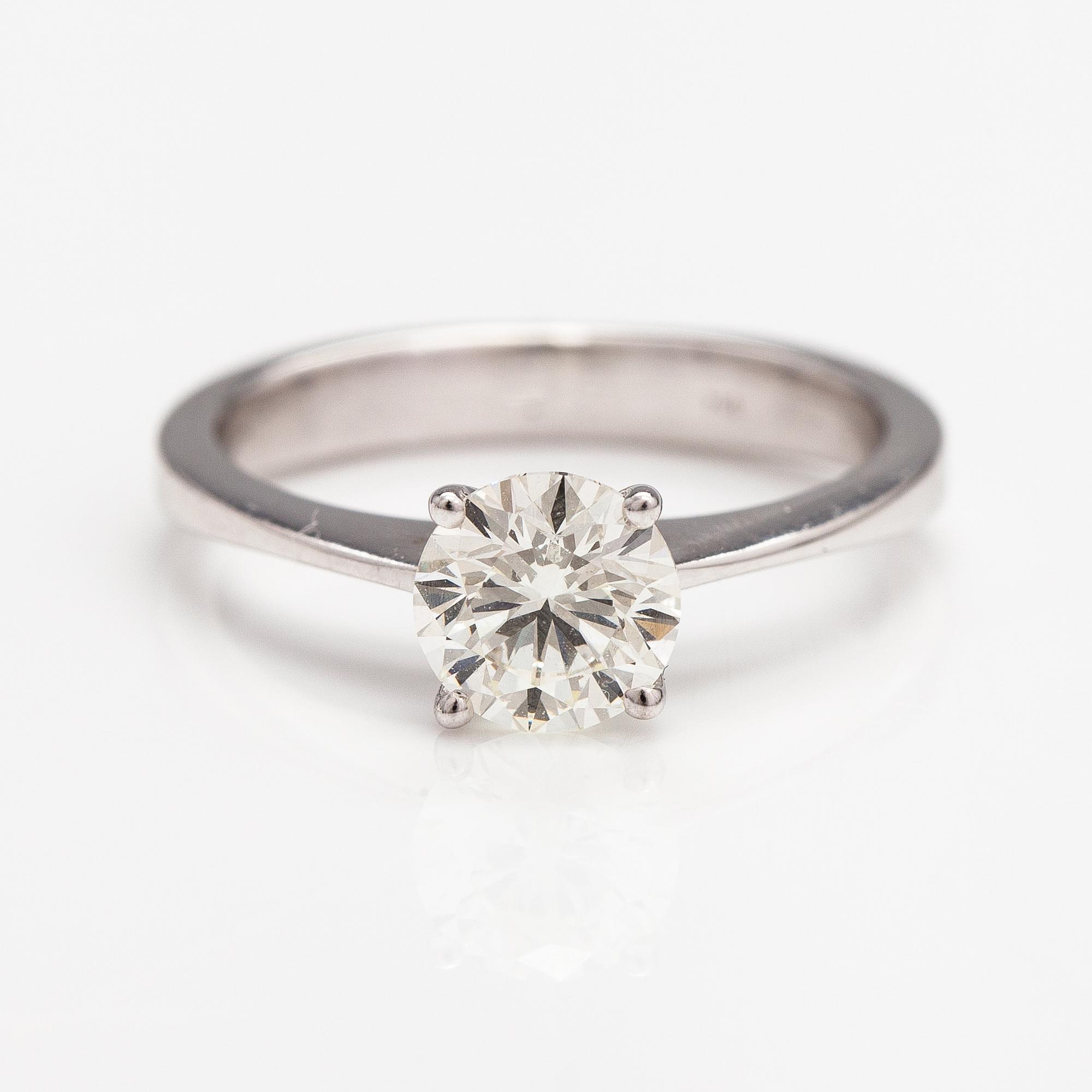 An 18K white gold ring with a ca. 1.01 ct diamond according to certificate.